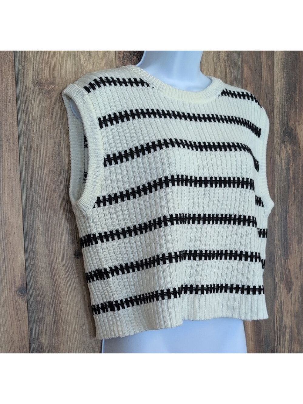 Butter Melon Black and White Striped Sweater Vest S                      L130